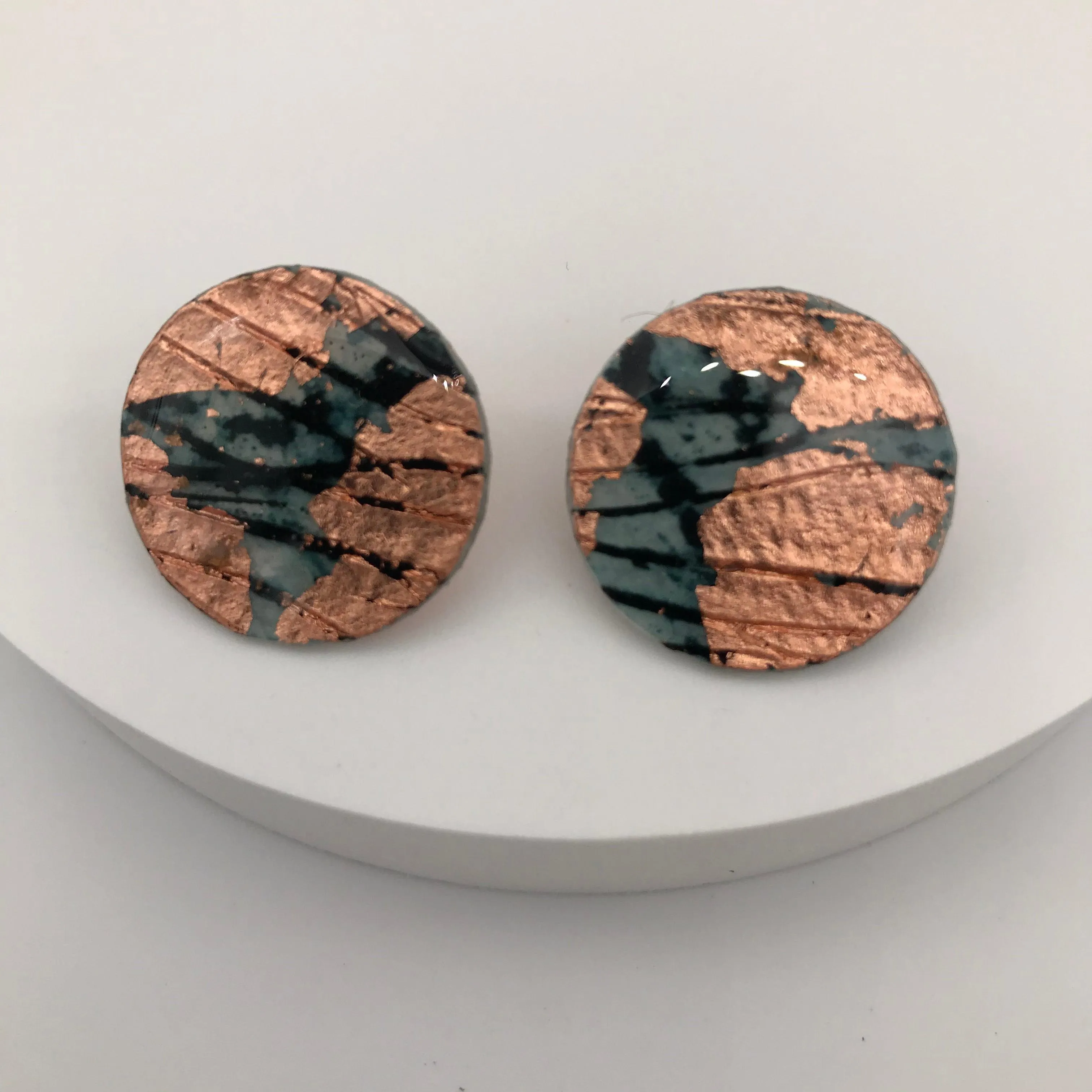 Ró Stud Earrings